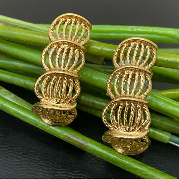 Vintage NAPIER Gold Tone Filigree Twisted Rope Cage Half Hoop Earrings 19.1g - Picture 1 of 9
